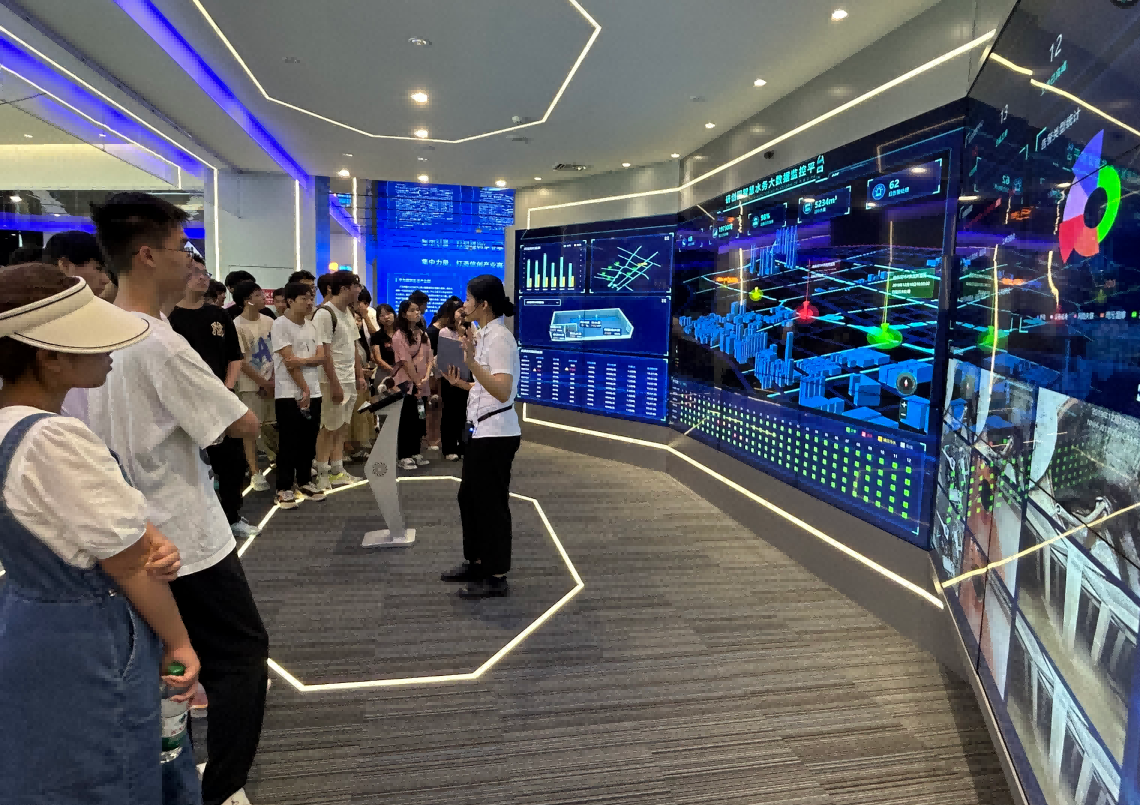 米兰(中国)AC米兰科技IT精英暑期实训营活动日 | 探秘南京江北新区研创园 科技火花点亮未来梦想